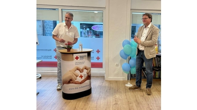 Klaus Böhm von der Landkreisverwaltung und Thomas Hoffmann vom DRK bei der Eröffnung des „Beratungs- und Begegnungszentrums”. (Foto: privat)