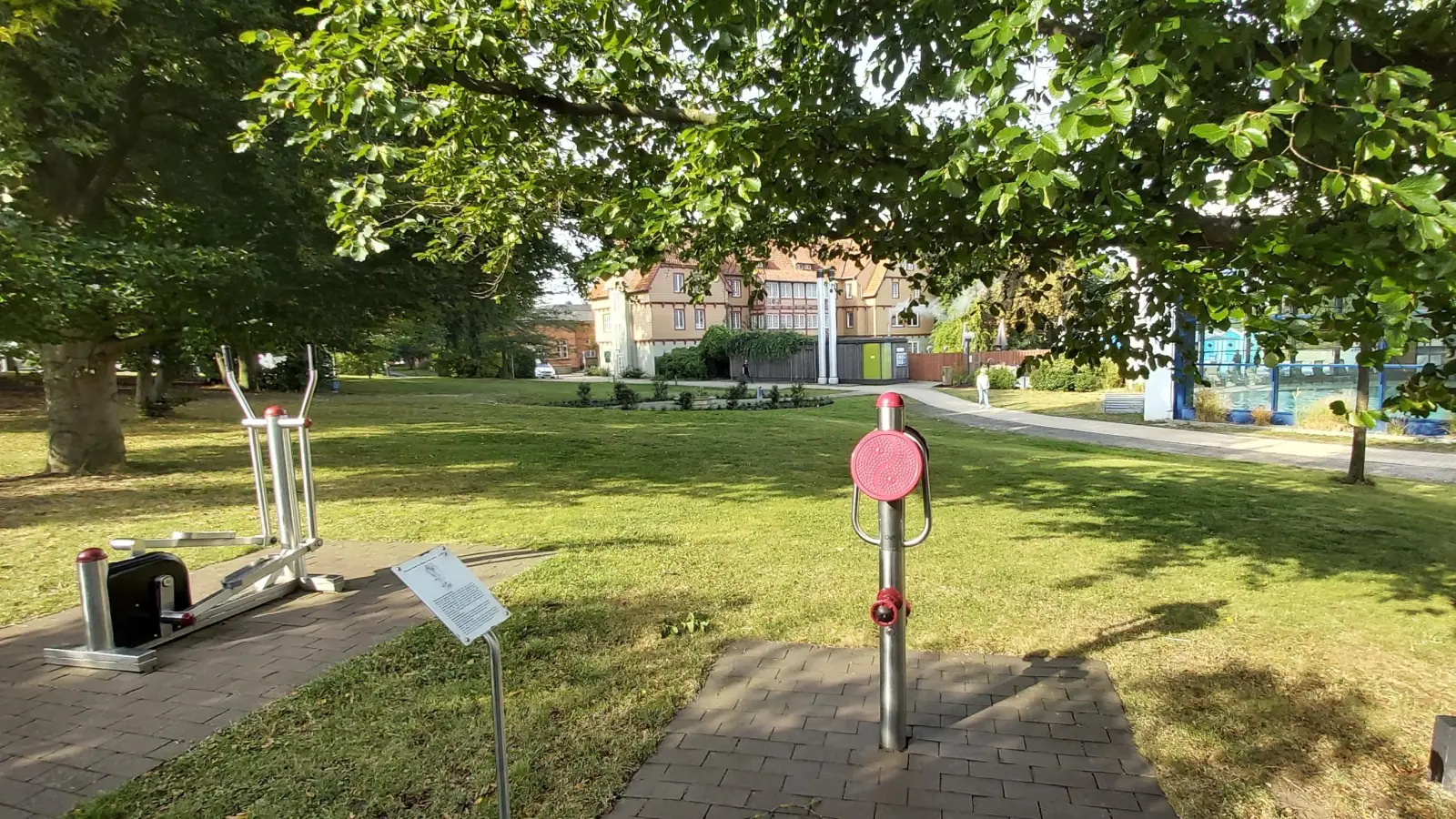 Neben den bestehenden Trimmgeräten entsteht der Ersatzspielplatz. (Foto: gk)