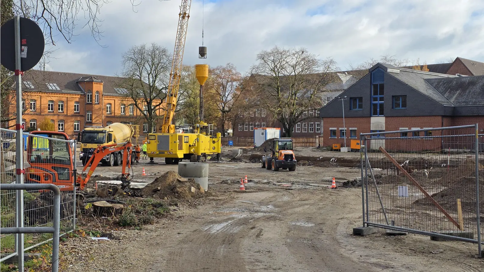 Blick auf die Baustelle: Die Fläche wird weiter vorbereitet.  (Foto: tau)
