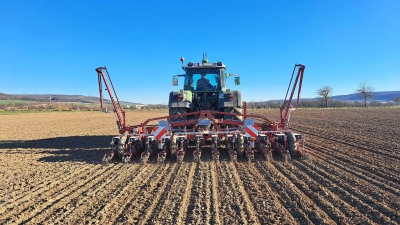 Anbaubetriebe nutzen das günstige Wetter: Aussaat der Zuckerrüben hat deutlich früher begonnen als 2024. (Foto: Schaper, Landwirtschaftskamer Niedersachsen)