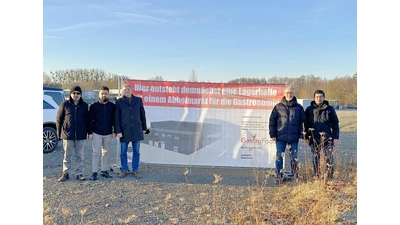 Ali Barut, Adem Barut, Bürgermeister Oliver Theiß, Wirtschaftsförderer Lars Masurek, Murat Barut am Gewerbegrundstück, wo der neue Standort der Barut Gastrofood Service GmbH entstehen soll.  (Foto: Stadt Stadthagen )