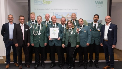 Jury-Mitglieder Heinz-Jörg Heinemann (li.) und Andreas Speith (re.) gratulieren zusammen mit dem Bürgermeister der Samtgemeinde Sachsenhagen Jörn Wedemeier (2.v.li.) der Schützengesellschaft.  (Foto: Christian Schwier)