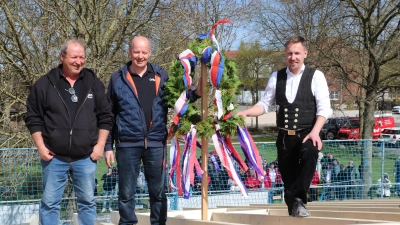 Auf dem Dach (v.li.): Der stellvertretende Vorsitzende Karl-Heinz Möller, Vorsitzender Oliver Grüttner und David Laufer. (Foto: gi)