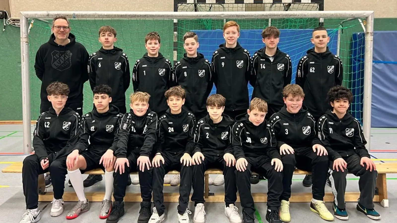 Mit den neuen Trainingsanzügen: Die C2-Junioren des TSV Luthe. (Foto: privat)