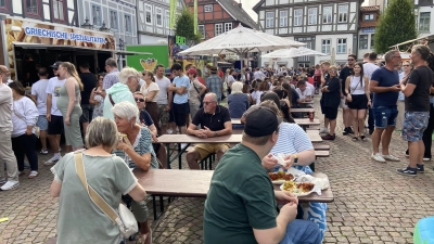 Zahlreiche Stände lockten mit ihren Spezialitäten in historischer Kulisse die Gäste an. (Foto: ste)