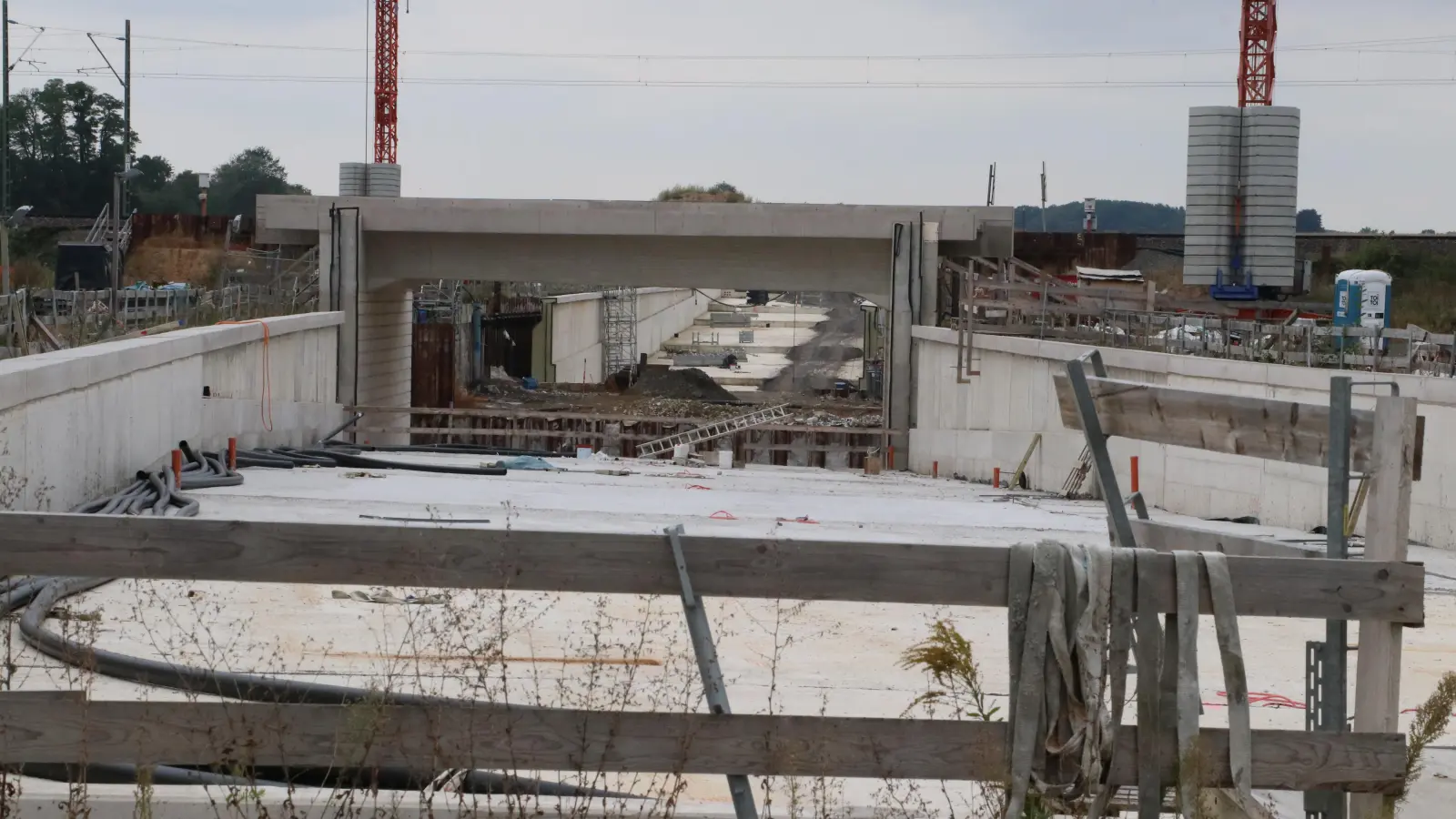 Auf der Baustelle: Die Arbeiten am Trogbauwerk laufen weiter. (Foto: gi)