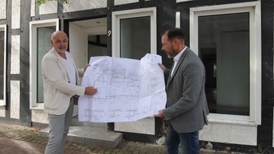 Bei der Vorstellung der Pläne: Rainer de Groot (li.) und Stadtbaurat Alexander Wollny. (Foto: tau)