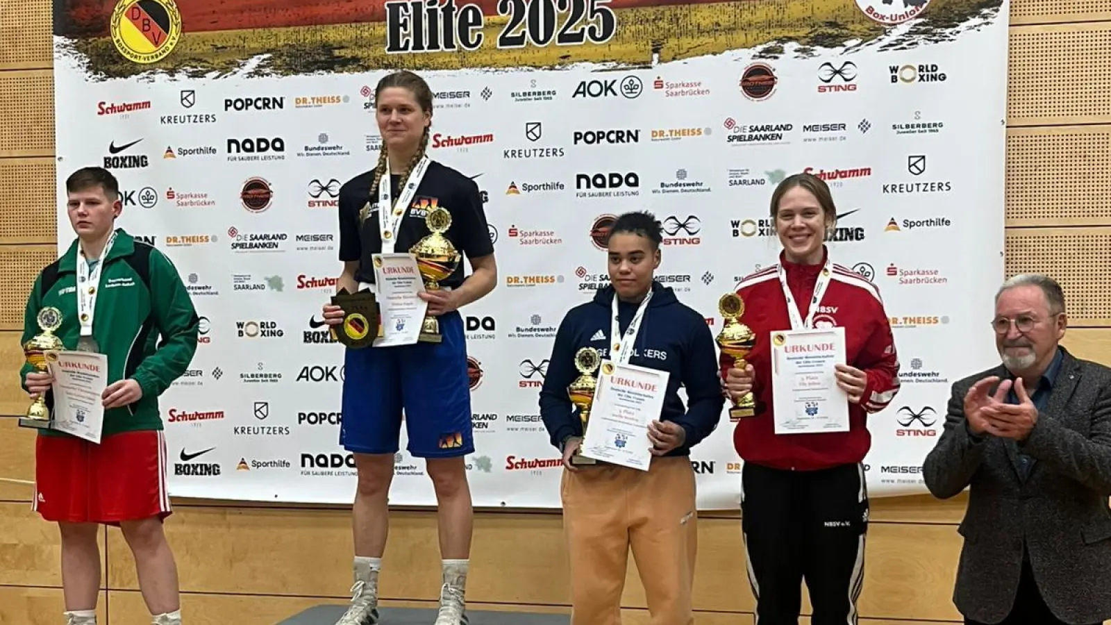 Auf dem Treppchen: Elly Jellen (re.).  (Foto: privat)