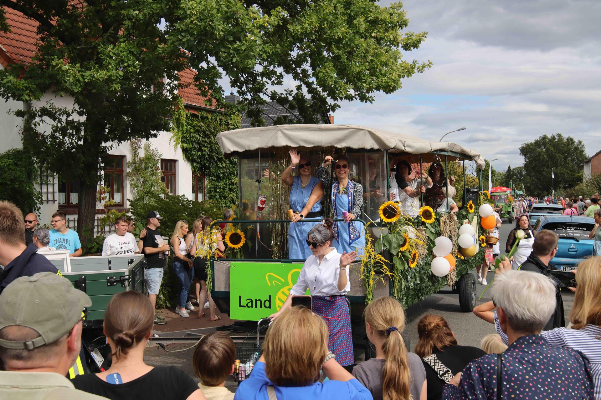 Eindrücke vom großen Festumzug. (Foto: tau)