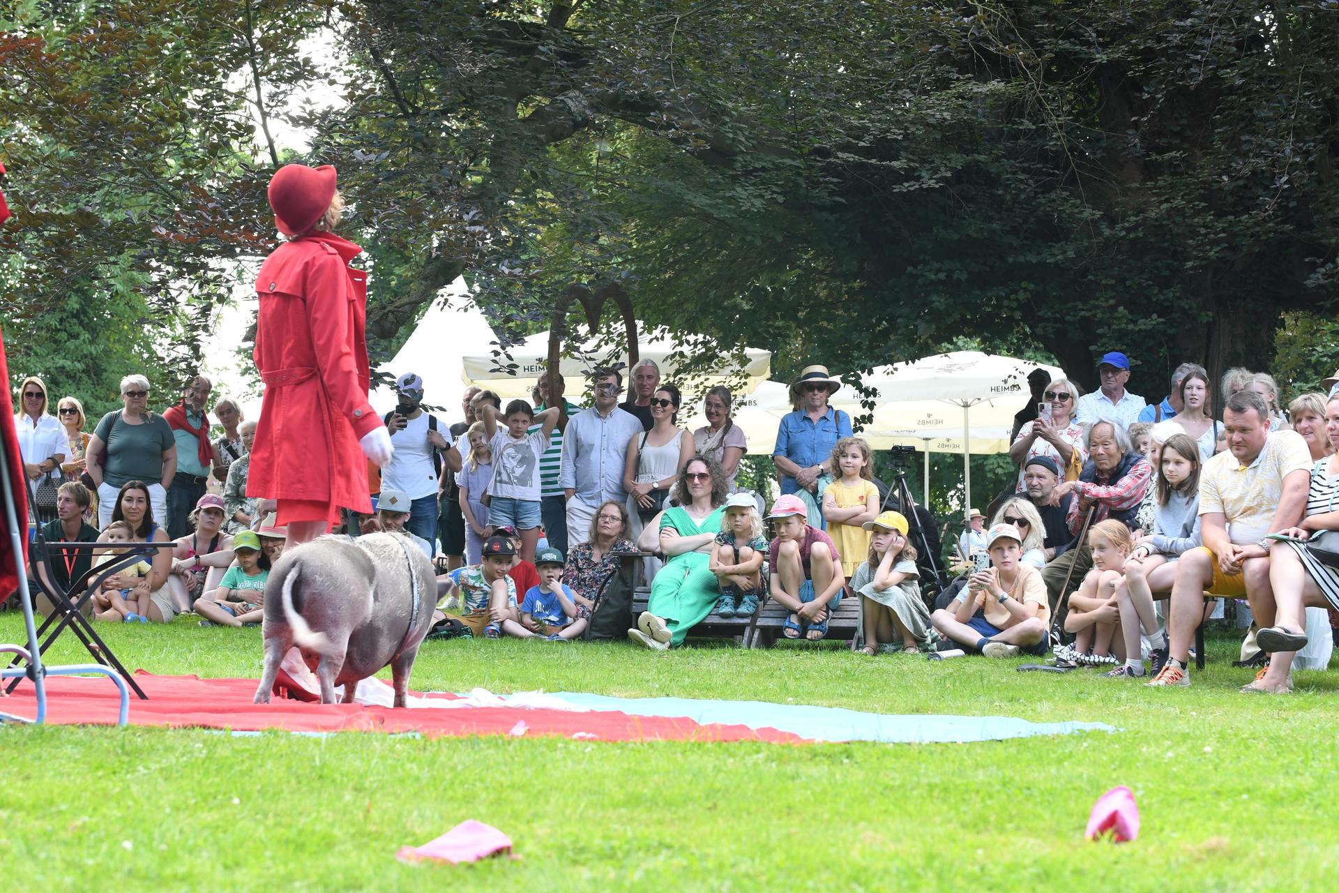 Drei Tage lang verwandelte sich das Rittergut Remeringhausen in ein Paradies für Garten- und Kunstliebhaber: Das beliebte Fest „Romantic Garden“ feierte seinen 25. Geburtstag. Bei strahlendem Sommerwetter strömten zahlreiche Besucherinnen und Besucher auf das idyllische Gutsgelände, um ein abwechslungsreiches Programm aus Ausstellungen, Musik und kulinarischen Angeboten zu genießen. Die gut gelaunten Gäste und das hervorragende Wetter sorgten für beste Stimmung, und auch die Aussteller zeigten sich rundum zufrieden. (Foto: nd)