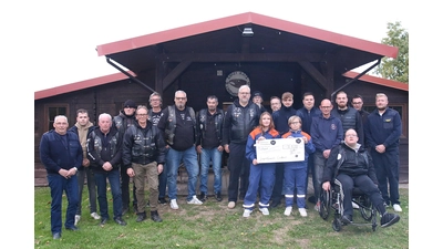 Die „Crazy Rats“ spenden 1.000 Euro für die Jugendfeuerwehr Lindhorst. (Foto: bb)