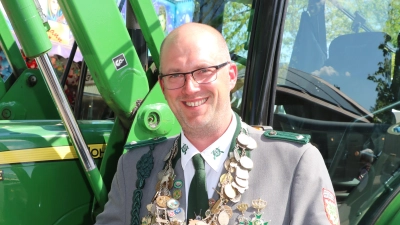 Schützenkönig Tobias Schneider vor seinem Trecker.  (Foto: gi)