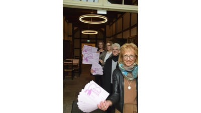 Mit Werbeflyern im Eingang zur Ausstellung, v.r.n.l.: Heidemarie Hanauske (AWO), Sabine Fischer (Frauenhaus), Beate Schulze (Komm. Leiterin der BBS Rinteln), Ivonne Klee-Neumann (Landfrauenschule). (Foto: ab)