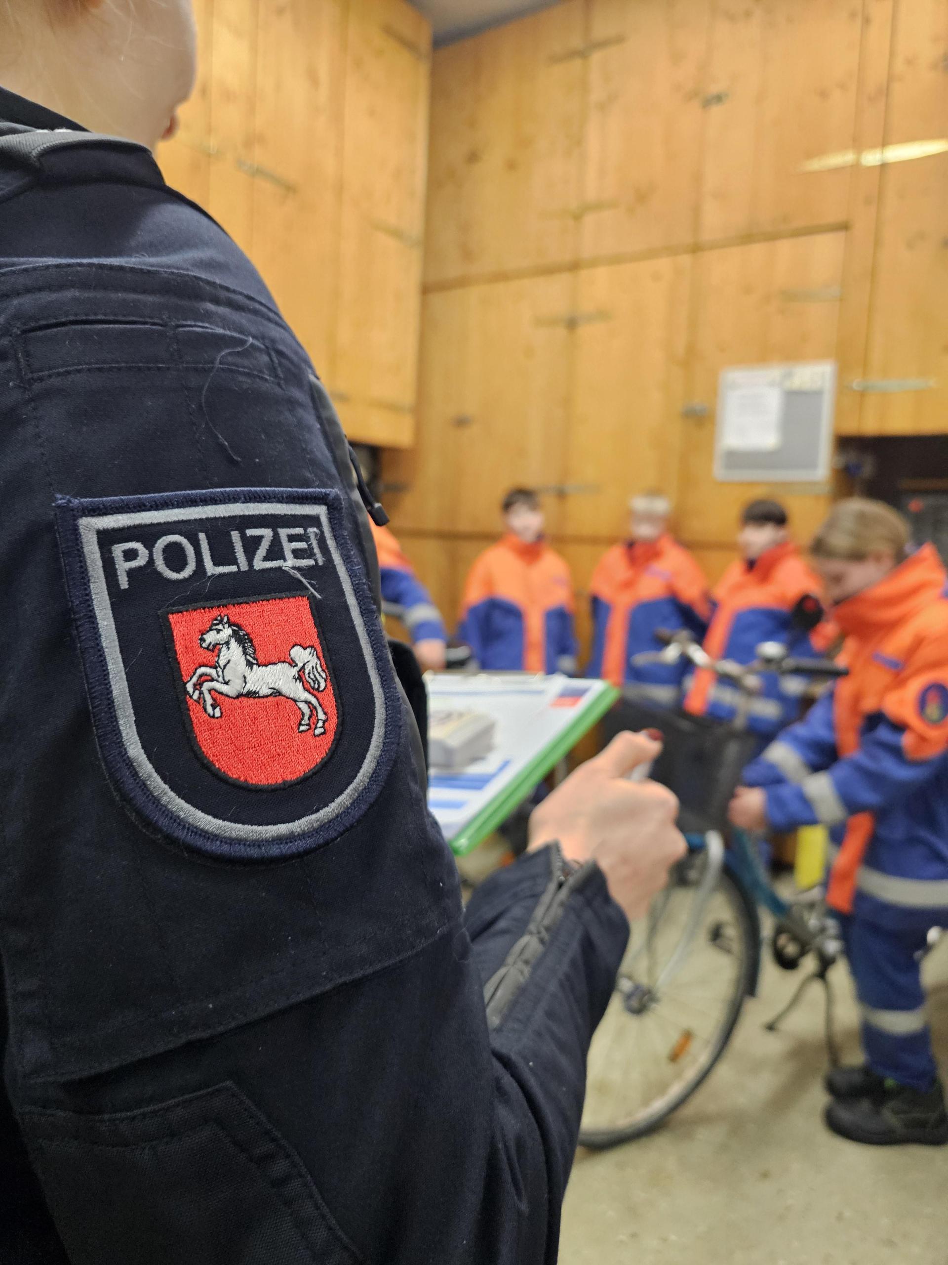 Beim Fahrradcheck: Die Mitglieder der Jugendfeuerwehr Kolenfeld. (Foto: Feuerwehr)