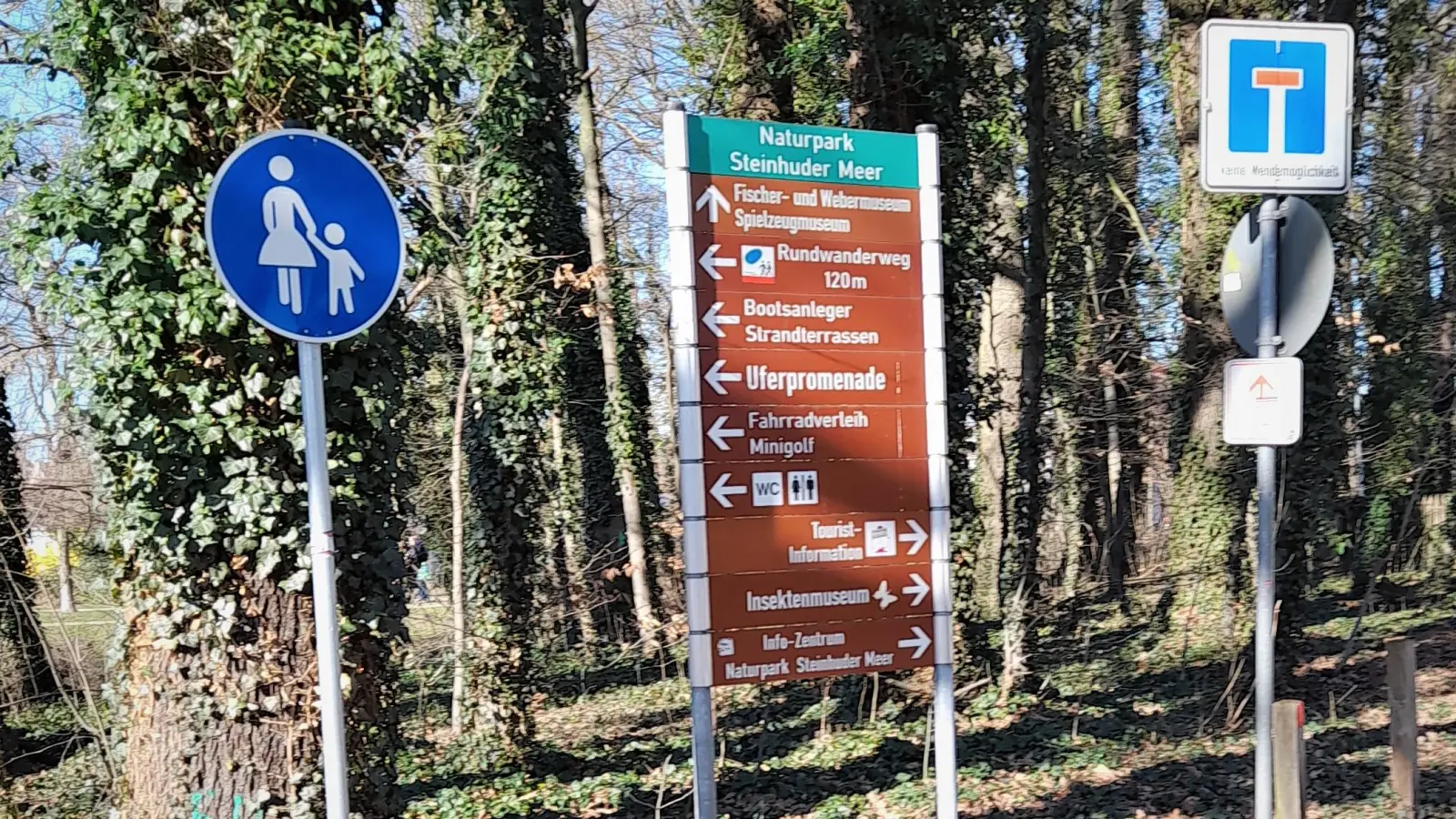 Hinweistafel am Scheunenviertel: Badeinsel ist verschwunden. (Foto: wb)