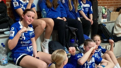 Geschafft: Die weibliche D-Jugend der GIW Meerhandball stärkt sich zufrieden nach dem Sieg über die Mädels aus Görlitz.  (Foto: privat)