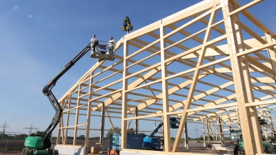 Die Arbeiten kommen gut voran: Der Rohbau steht und der Richtkranz weht. (Foto: tau)