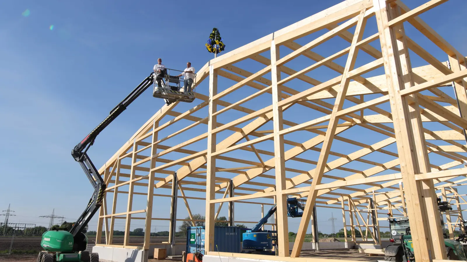 Die Arbeiten kommen gut voran: Der Rohbau steht und der Richtkranz weht. (Foto: tau)