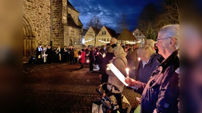 Mit Lichtern zur Prozession rund um die Kirche. Rund 100 Gläubige folgen dem Aufruf dazu. (Foto: ste)