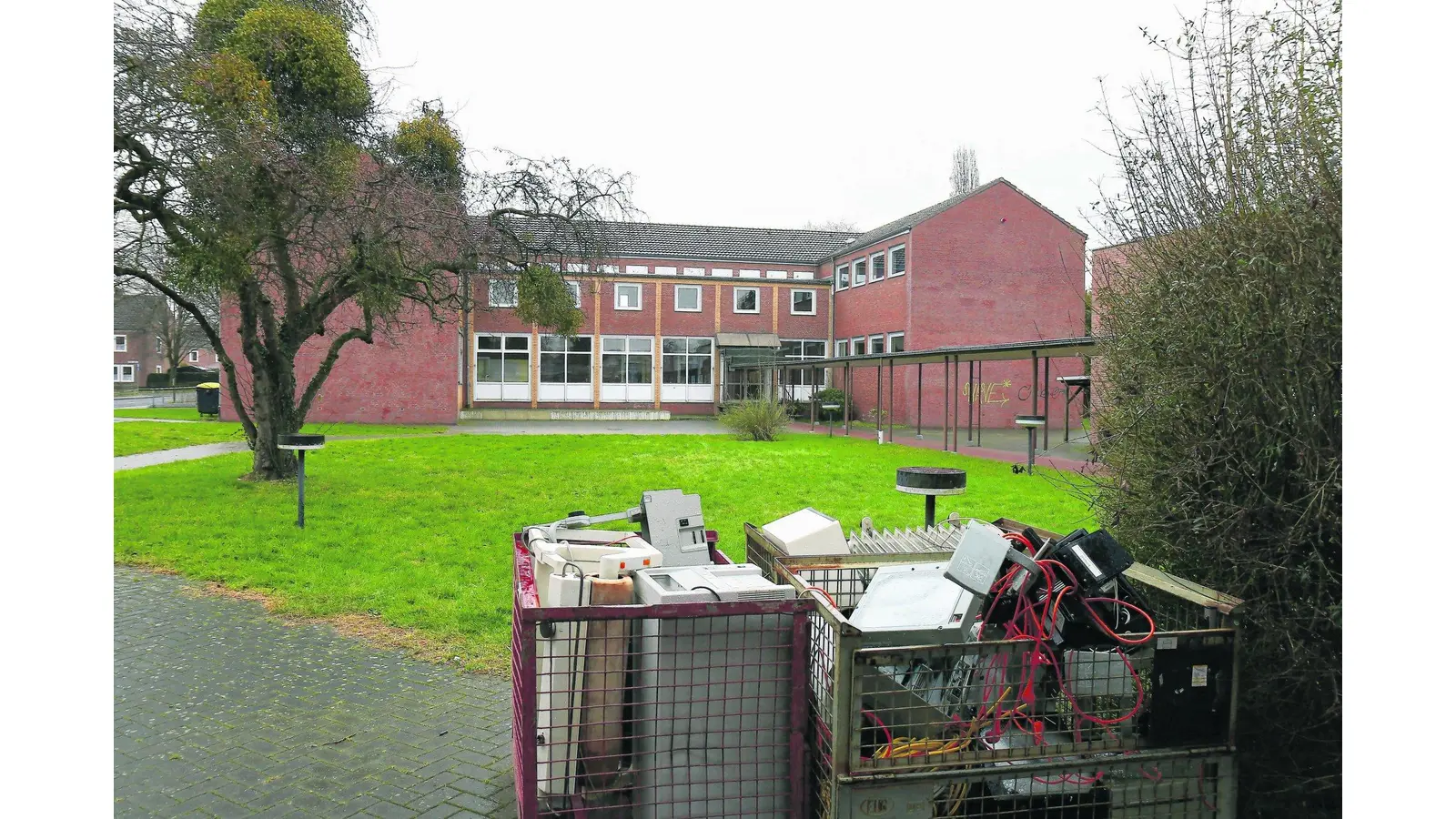 Alte Schulgebäude werden abgerissen (Foto: tau)