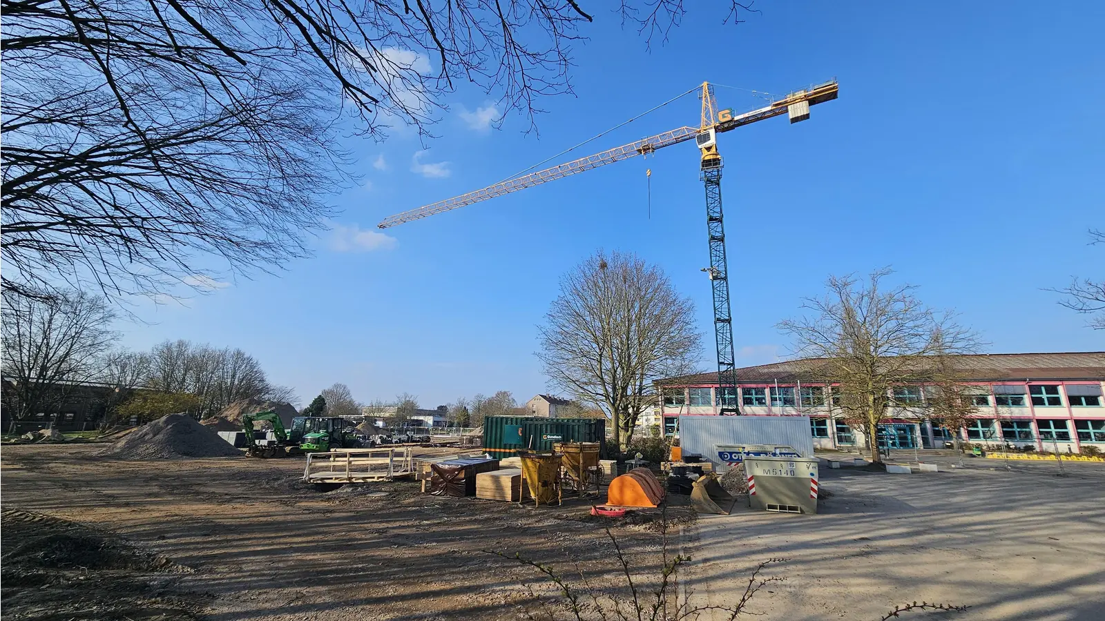 Im Bau: Im Schulzentrum Barne entsteht eine neue Sporthalle. (Foto: tau)