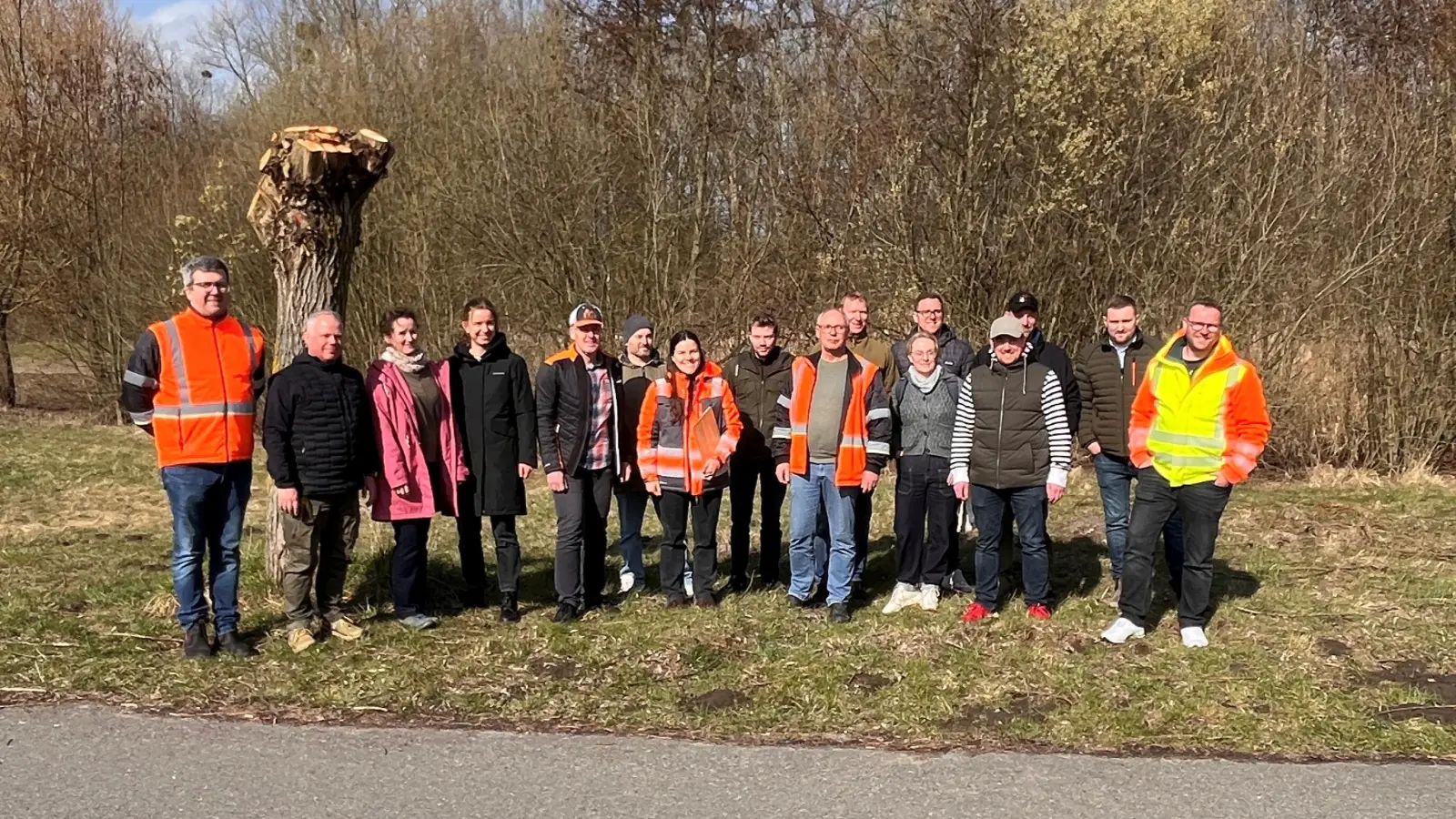 Vor Ort Beratung: Vertreter des Baubetriebshofes, des Fachdienstes Stadtgrün, des Klimaschutzmanagements sowie der Naturschutzbeauftragte der Stadt mit Gästen aus der Stadt Gehrden. (Foto: privat)