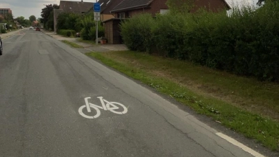 Neu aufgebracht: Fahrradpiktogramme auf der Kreisstraße. (Foto: Stadt Wunstorf)