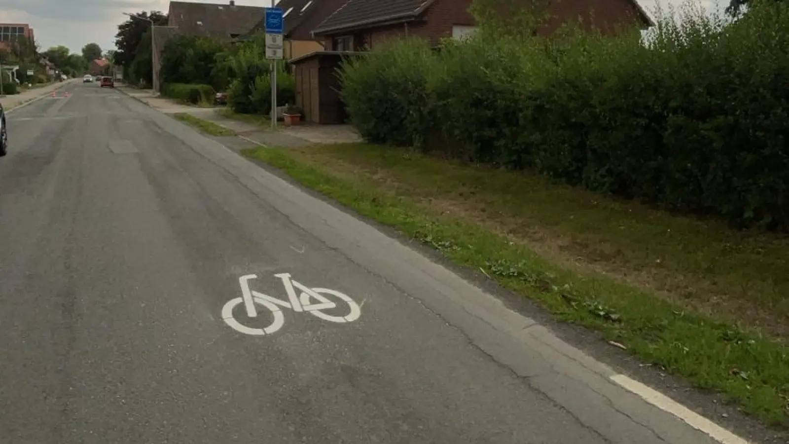 Neu aufgebracht: Fahrradpiktogramme auf der Kreisstraße. (Foto: Stadt Wunstorf)