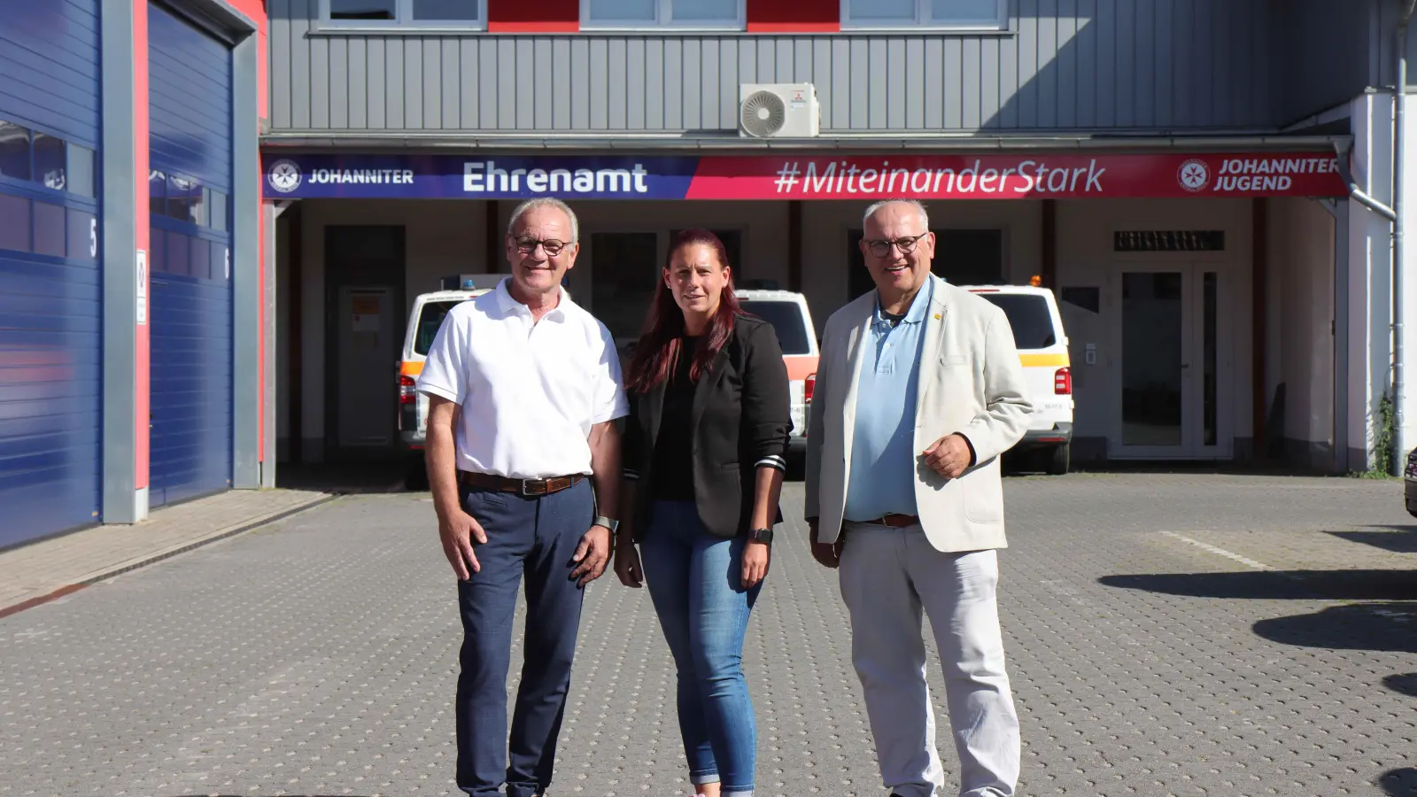 Auf dem Gelände der Dienststelle in Wunstorf (v.li.): Bernd Stühmann, Michaela Zach und Thomas Silbermann. (Foto: tau)