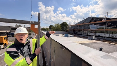Projektleiter Heiko Büthe erläutert, warum die gigantischen Lüftungsanlagen nicht in den Keller des Bades passen. (Foto: ste)