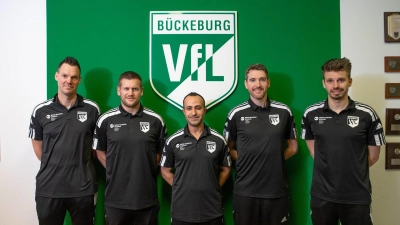 Das Trainer-Betreuerteam VfL Bückeburg: Martin Prange, Pascal Könemann, Eser Altikulac, Tim Buchwald und Sören Raschke.  (Foto: LARS HOKAMP)