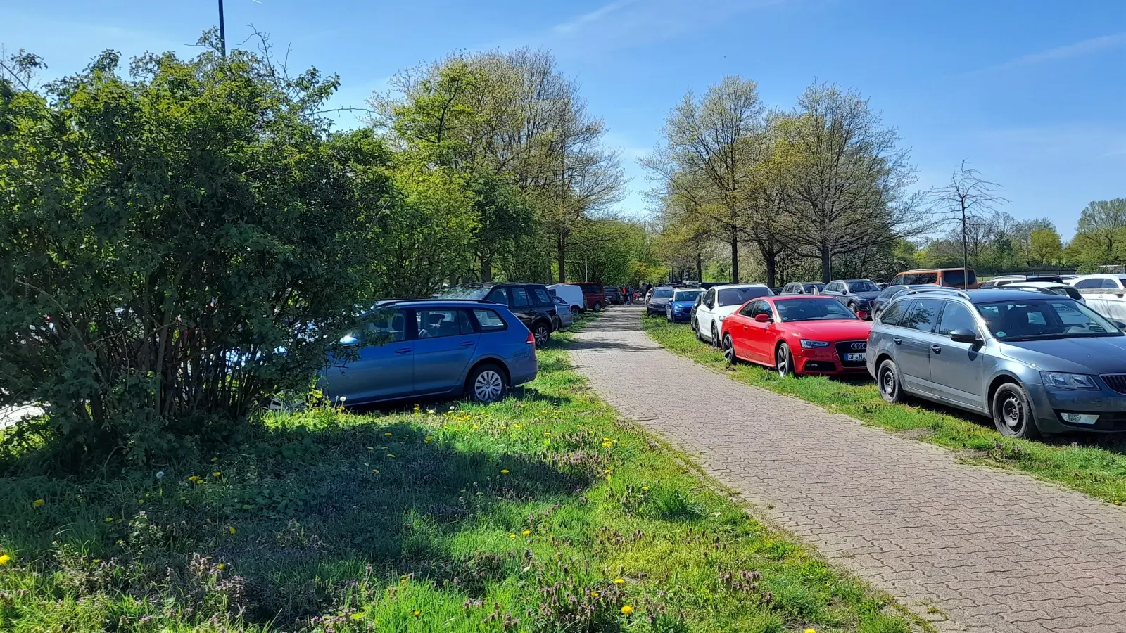 Bis heute nicht gelöst: Parkplatznot an schönen Wochenenden. (Archivbild: wb)