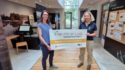 Mit Zertifikat: Gesa Polster, Qualitätsmanagerin Kinderferienland Niedersachsen (li.) und Naturpark-Mitarbeiterin Elke Bohn. (Foto: Sabrina Engel)