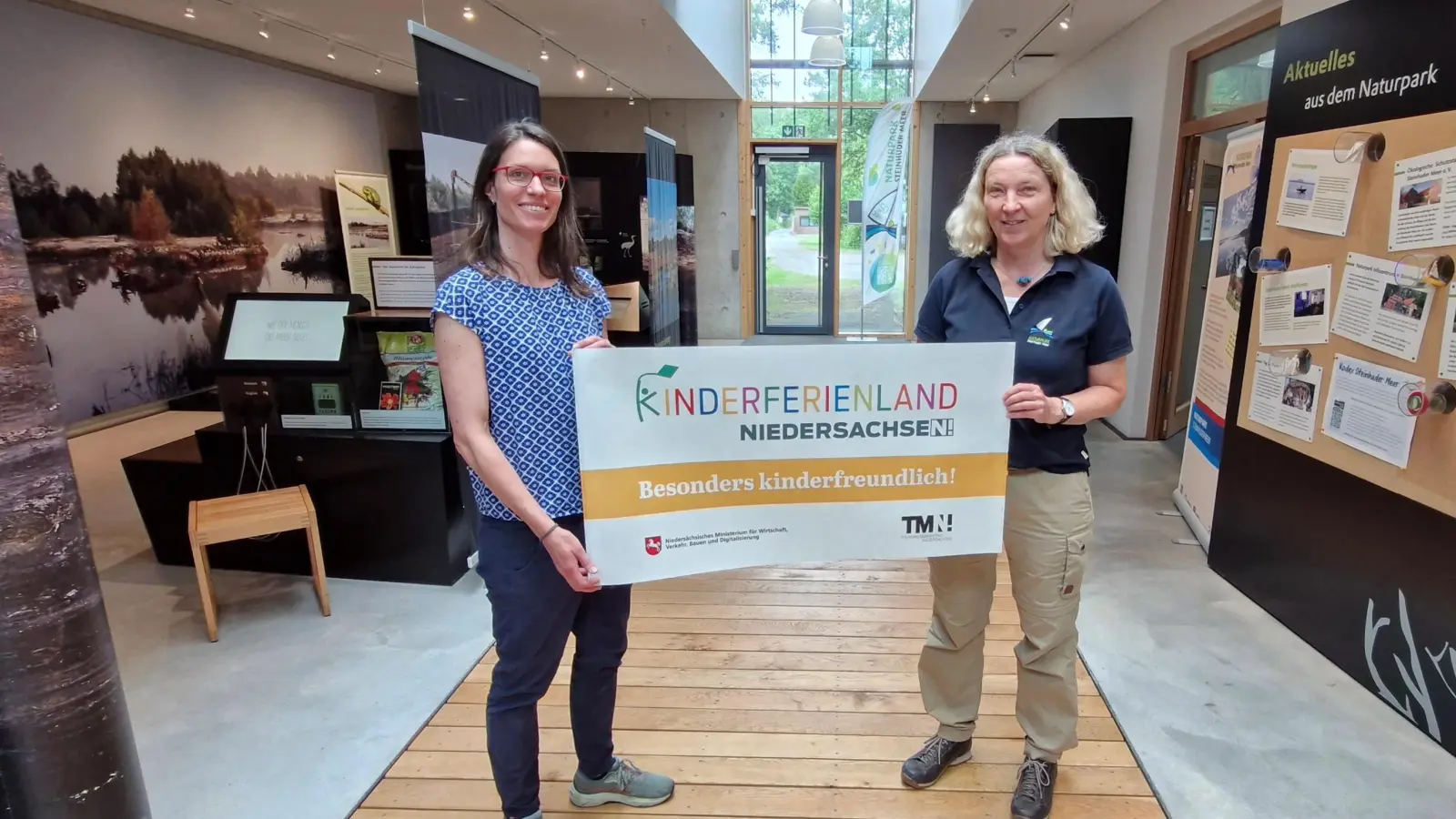 Mit Zertifikat: Gesa Polster, Qualitätsmanagerin Kinderferienland Niedersachsen (li.) und Naturpark-Mitarbeiterin Elke Bohn. (Foto: Sabrina Engel)