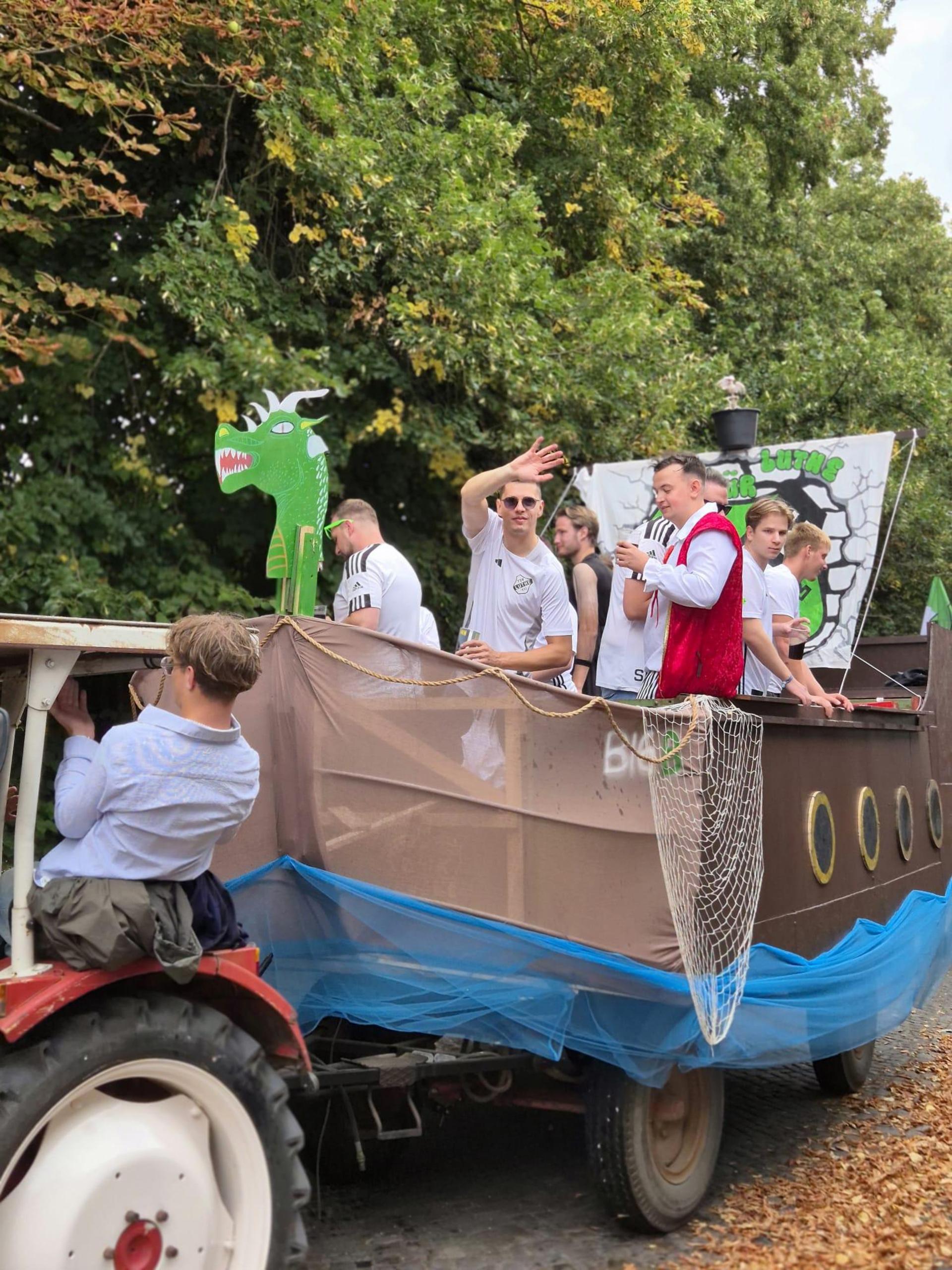 Großer Festumzug: Gestaltete Wagen ziehen durch das Dorf. (Foto: privat)