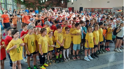 In der Pausenhalle versammelt: Die Teams der Grundschule vor dem Start der Mini-Fußballweltmeisterschaft.  (Foto: privat)