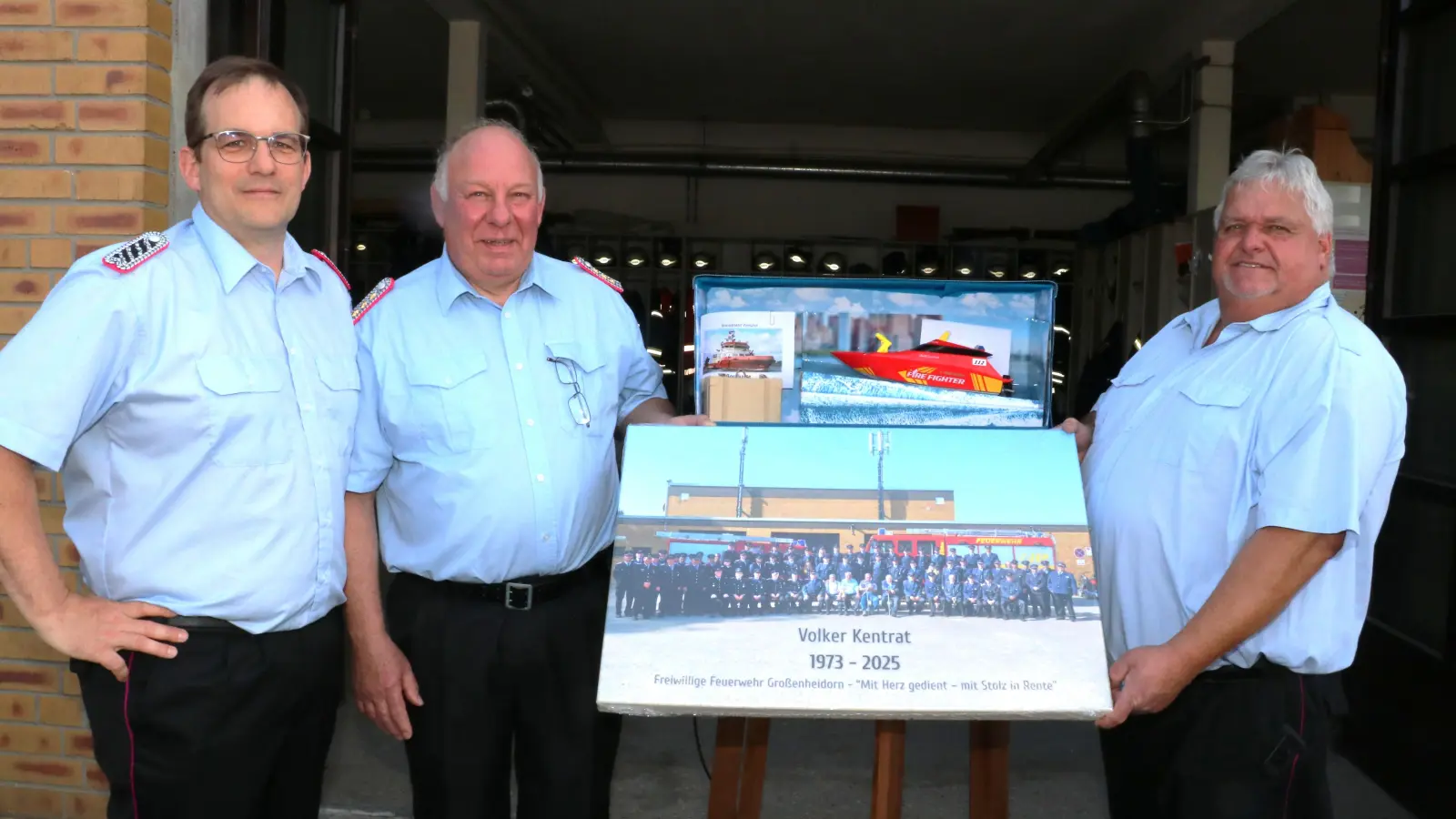 Der neue stellvertretende Ortsbrandmeister Florian Kauke (li.) und Ortsbrandmeister Thomas Sadocco (re.) verabschieden Volker Kentrat in den Feuerwehr-Ruhestand.  (Foto: gi)
