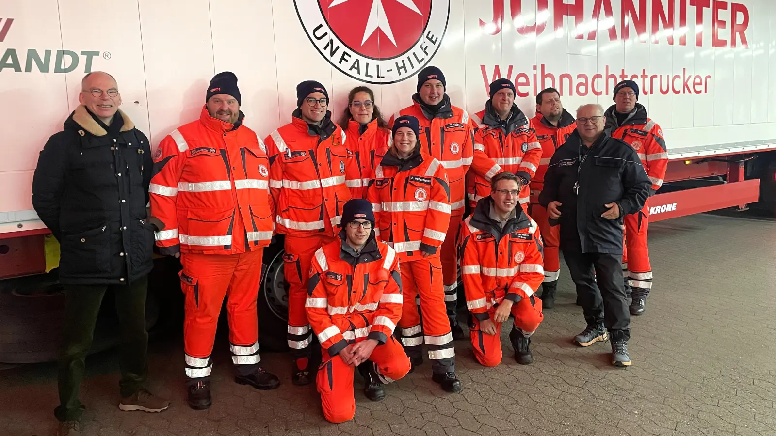 Verabschiedung in Wunstorf: Die Johanniter Weihnachtstrucker machen sich auf den Weg. (Foto: privat)