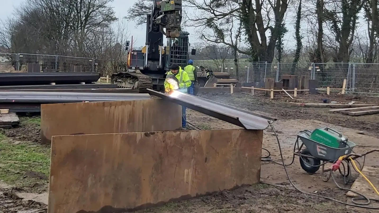 Längs im Bau: Die neue Brücke über die B65 (Foto: gk)