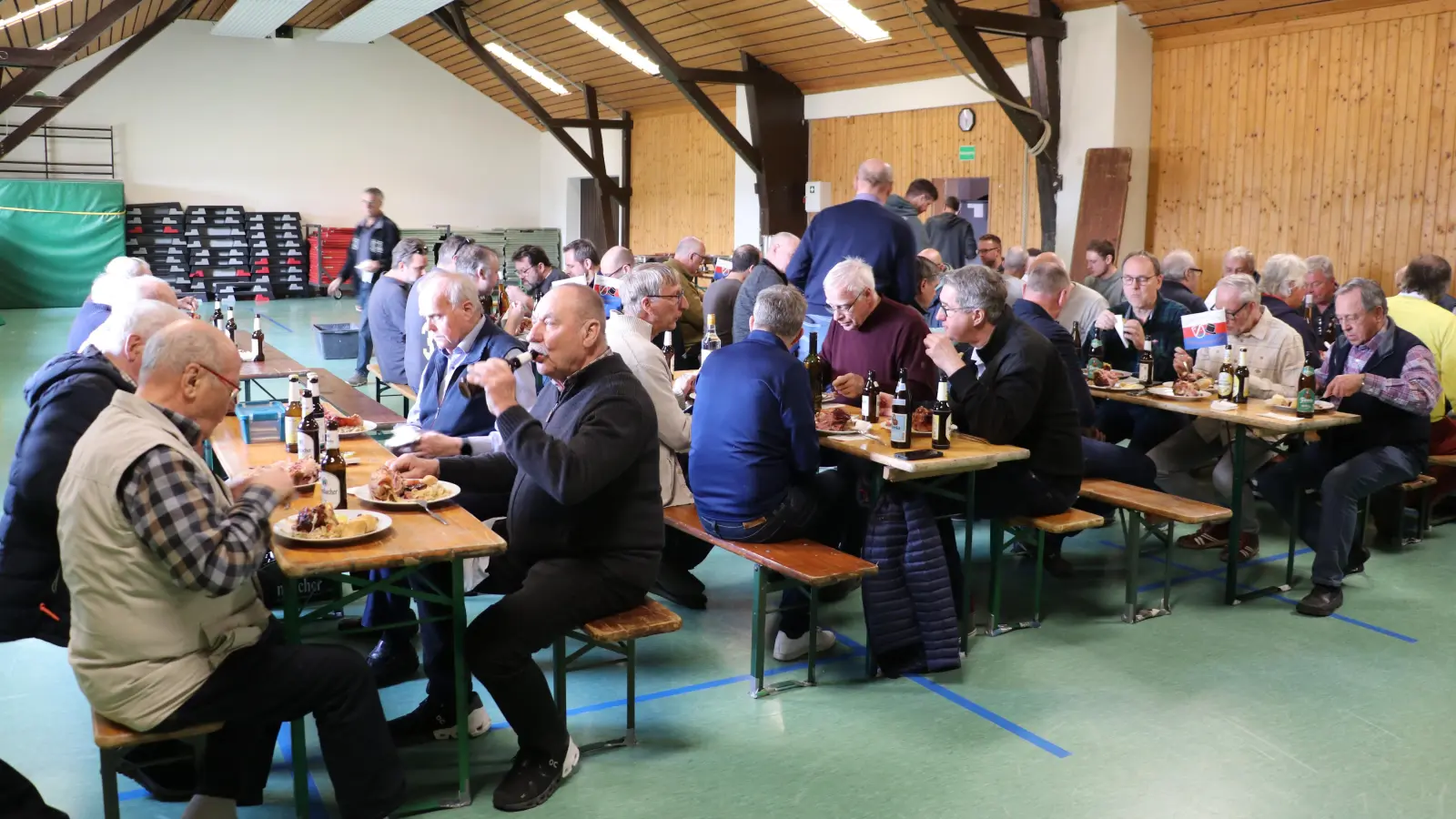 Tradition: Nach dem offiziellen Teil der Versammlung folgt das Haxenessen.  (Foto: gi)