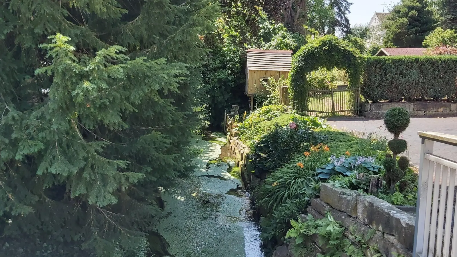 Öffentliches Grün muss Privaten nicht nachstehen, wenn Bürger mit anpacken. (Foto: gk)