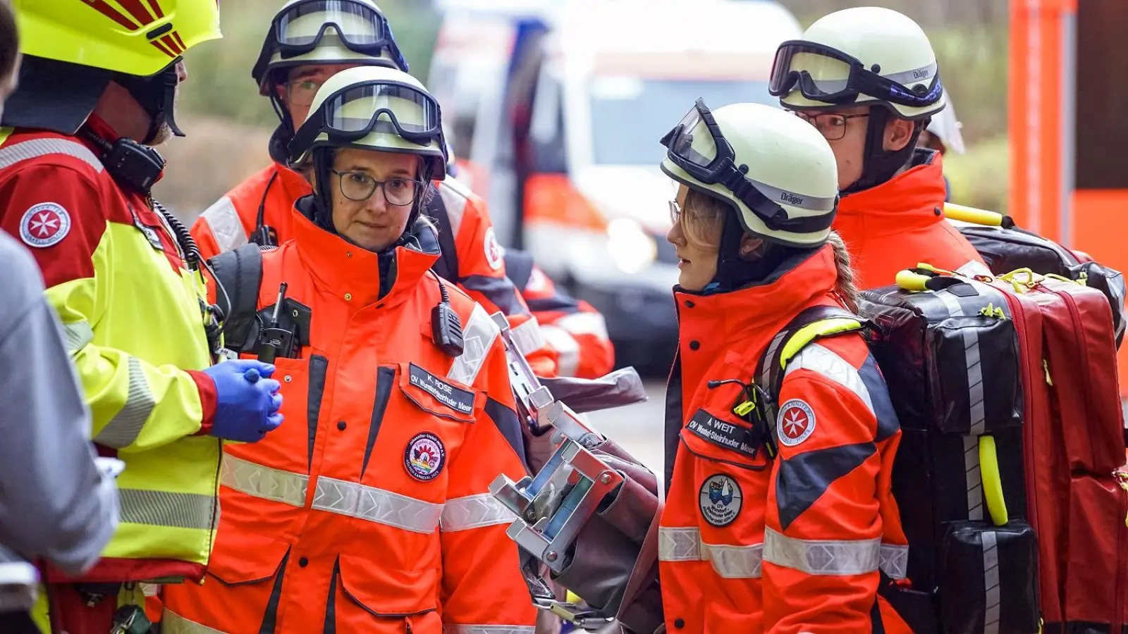 Teil der Übung: Übergabe durch den Rettungsdienst. (Foto: Johanniter)