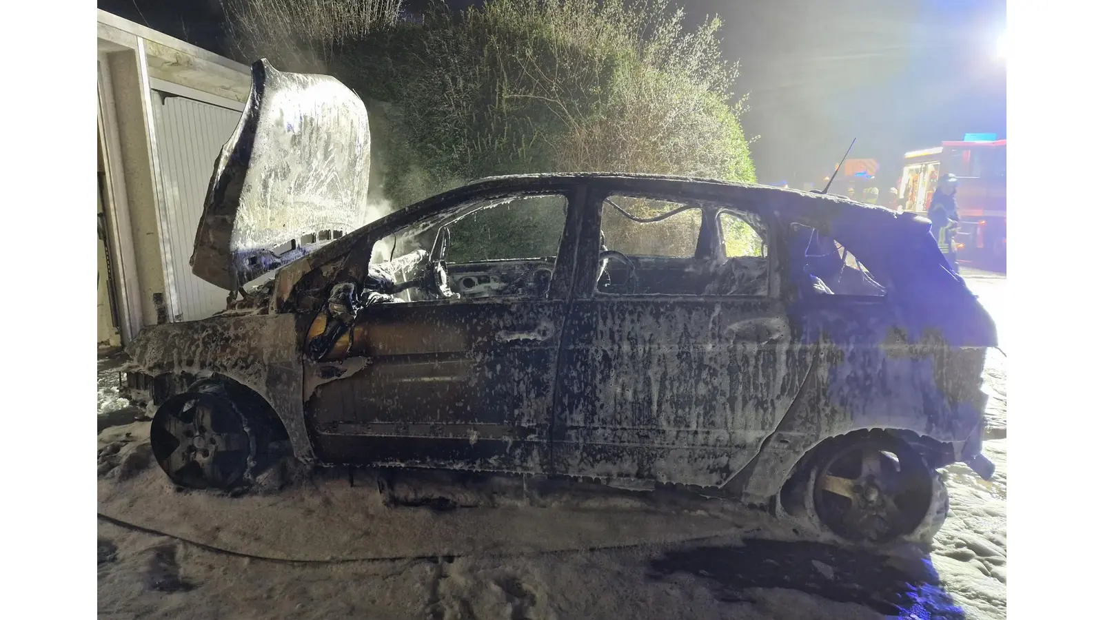 Ausgebrannter Pkw in der Röntgenstraße. (Foto: privat)