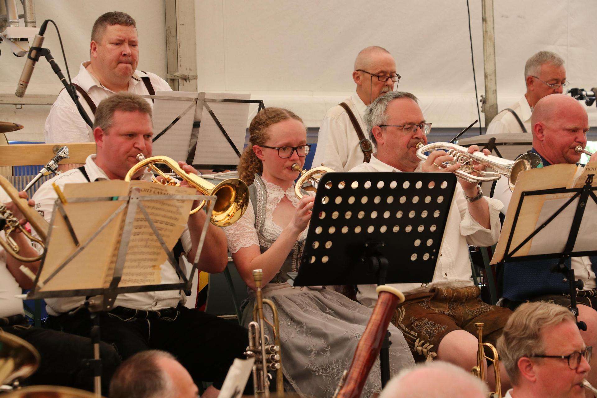 Beste Unterhaltung: Das Zentralorchester liefert ab. (Foto: gi)