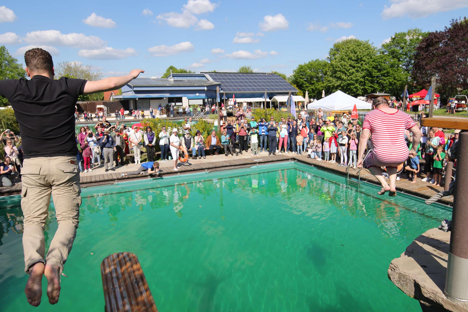 Sprung ins Becken: Die Badesaison ist eröffnet. (Foto: tau)