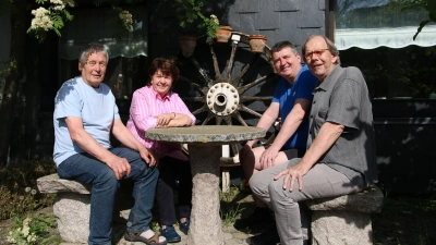 Wilhelm Fecker (v. li.) übergibt sein Haus an die Lebenshilfe-Stiftung Stadthagen, das Stiftungsvorstandsteam mit Petra Richter, Thomas Kirschke und Bernd Hermeling prüft die Möglichkeiten zur Umsetzung eines Wohnprojektes für Menschen mit Beeinträchtigung. (Foto: bb)