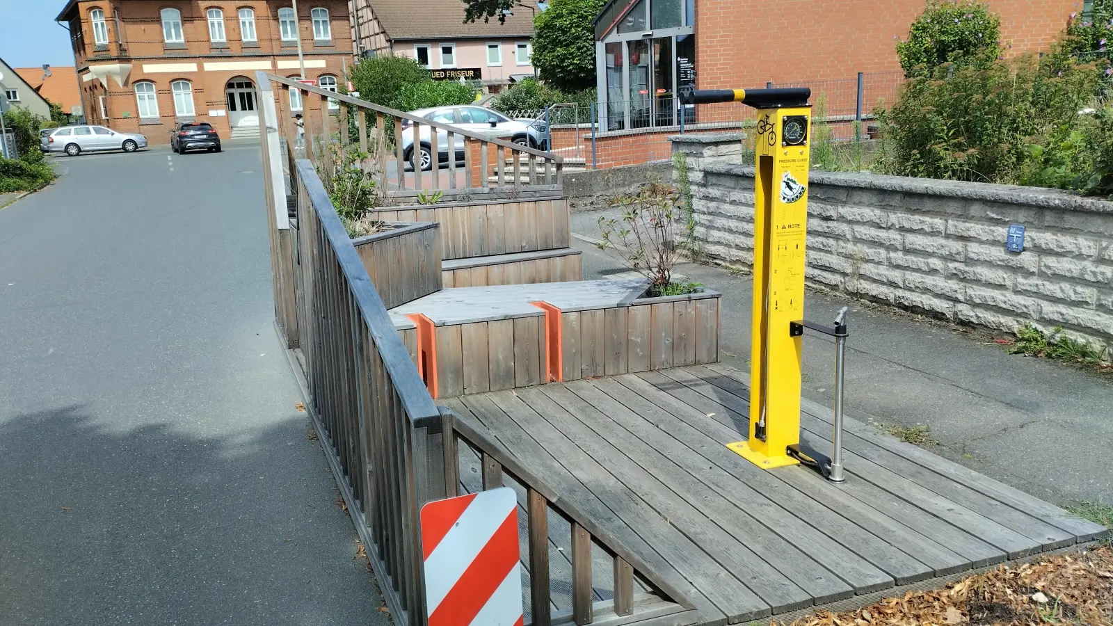 Sorgt für reichlich Kritik: Das Parklet auf der Straße Kleine Heide in Luthe. (Foto: privat)