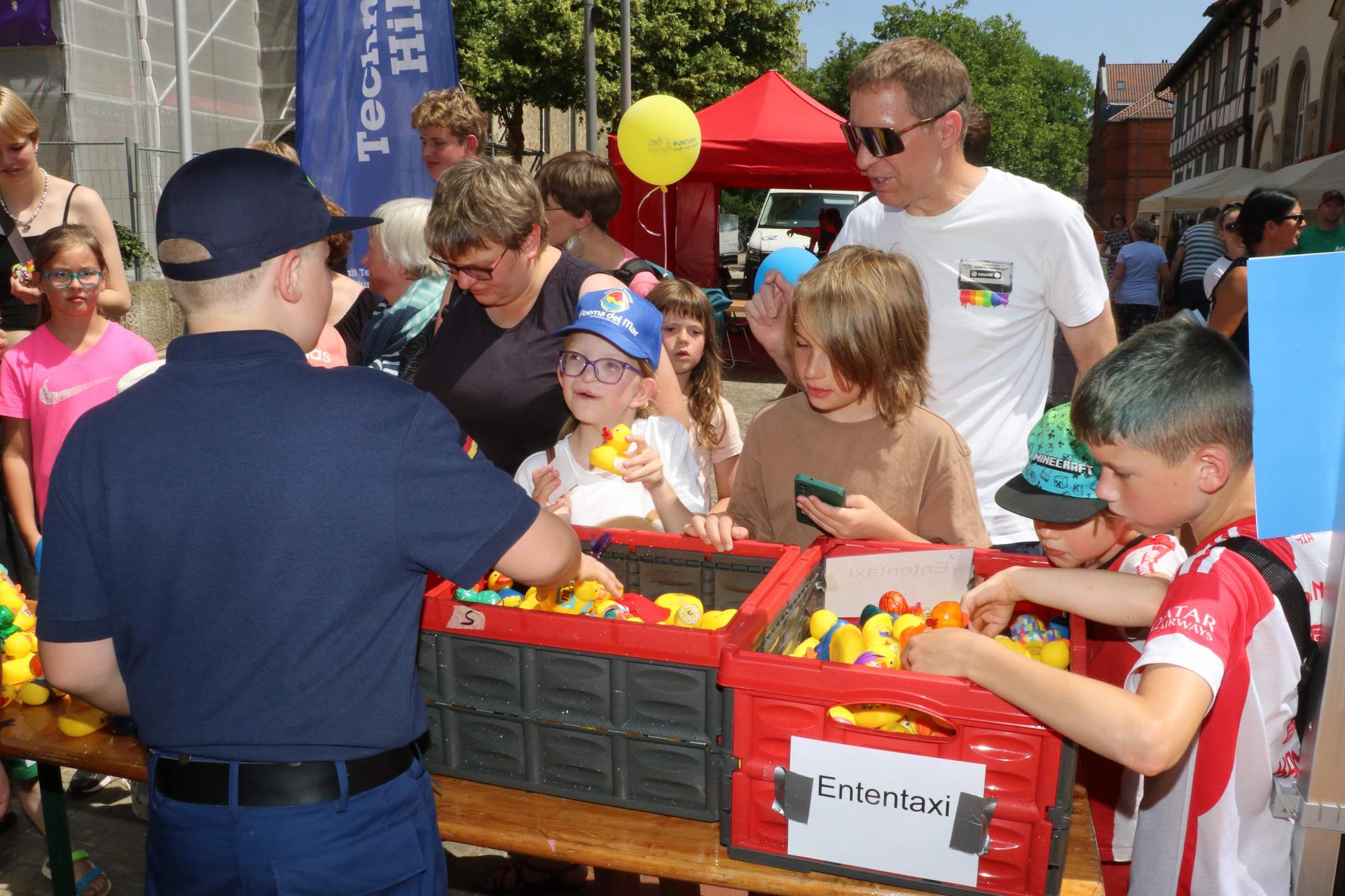 Eindrücke vom Neubürgerempfang, Entenrennen und von der Veranstaltung Wunstorf isst Matjes. (Foto: gi)