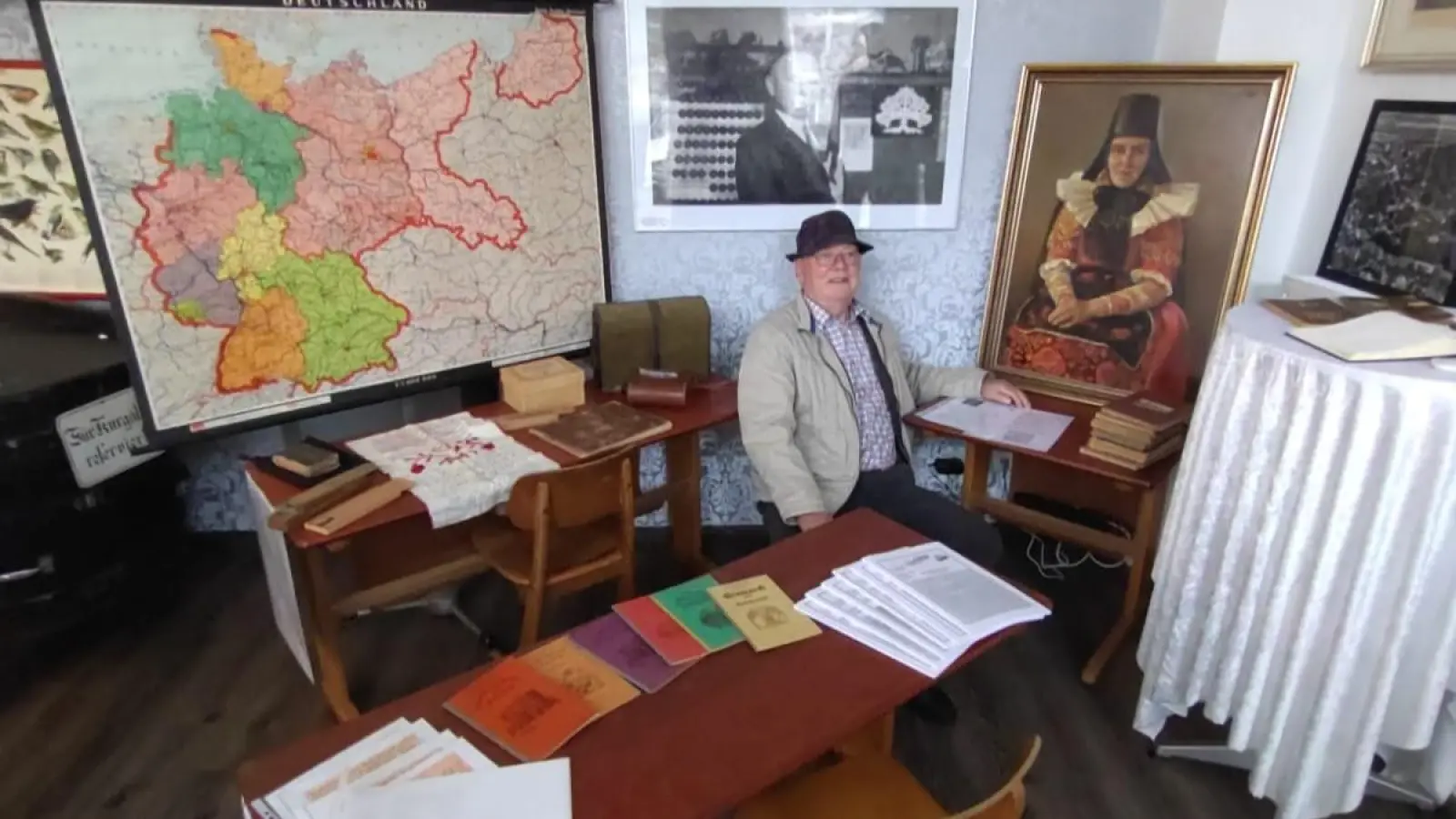 Wilhelm Schröder drückt die Schulbank in Erinnerung an seine Lehrerin. (Foto: Museum Bad Nenndorf)