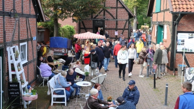Für viele Besucher ist das ein Muss: Am Tag der Deutschen Einheit nach Mardorf fahren und den Kunsthandwerkermarkt besuchen.  (Foto: gi)